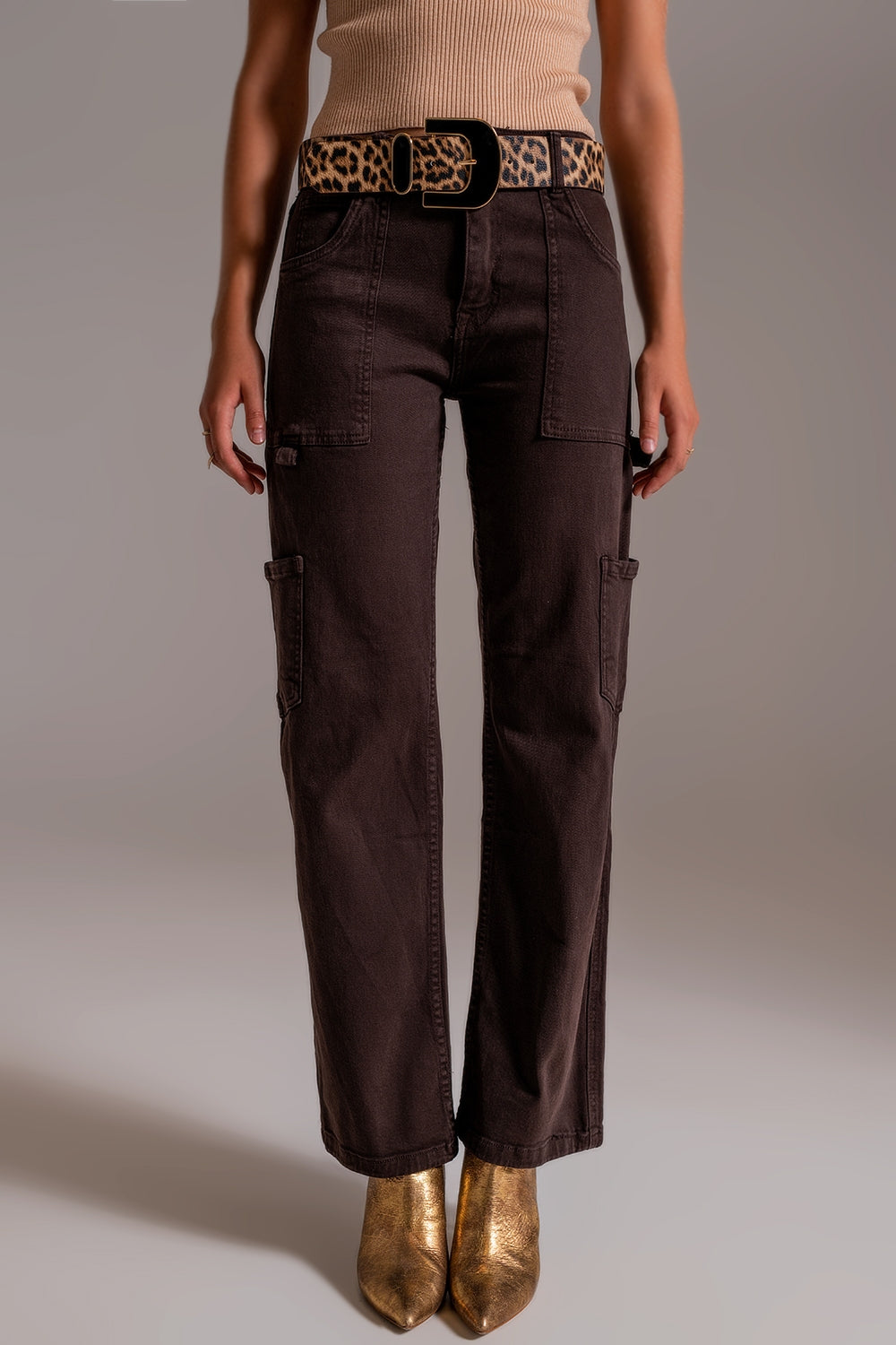 Pantalones cargo rectos marrón chocolate vistos de frente