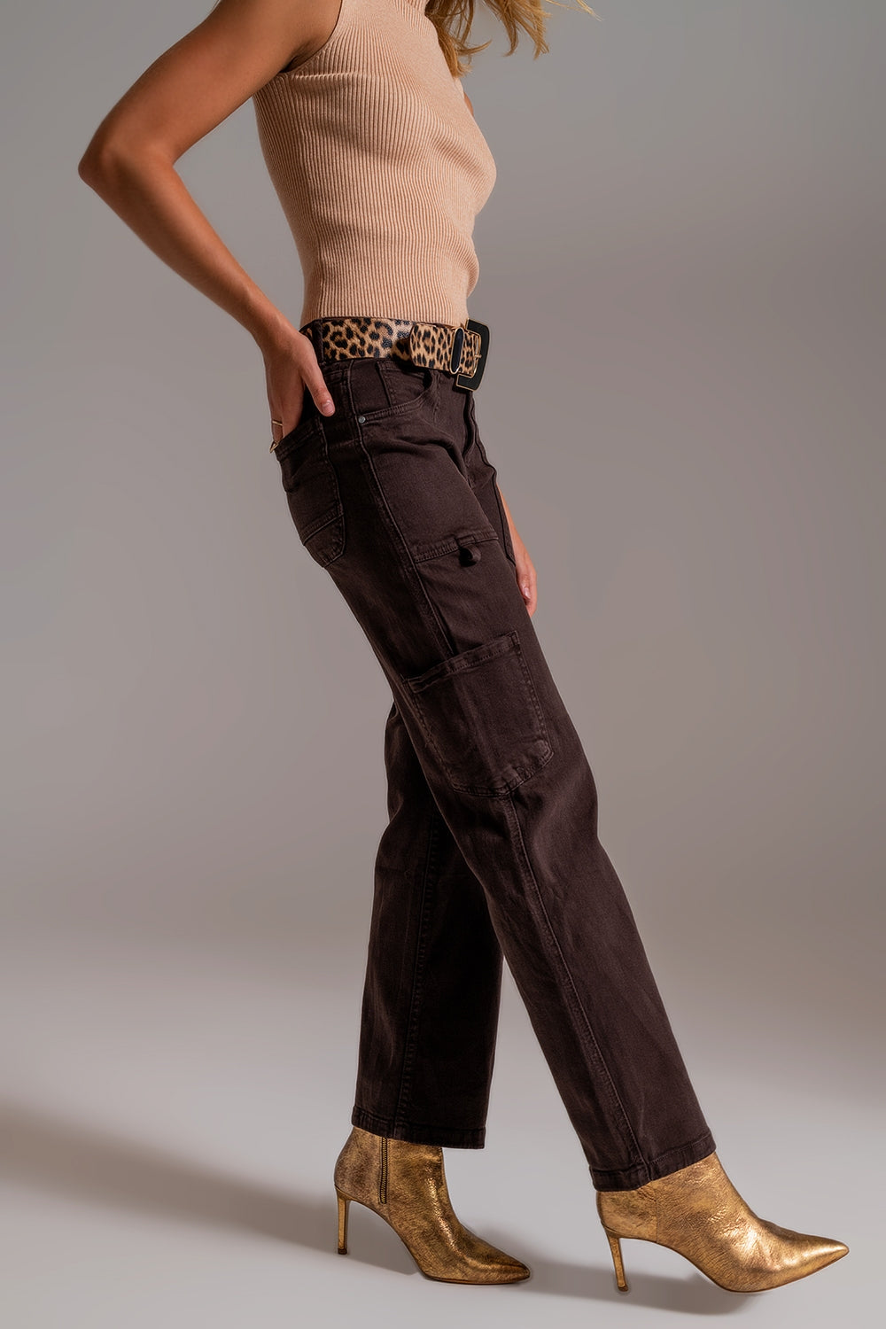 Vista lateral de pantalones cargo marrones con bolsillos