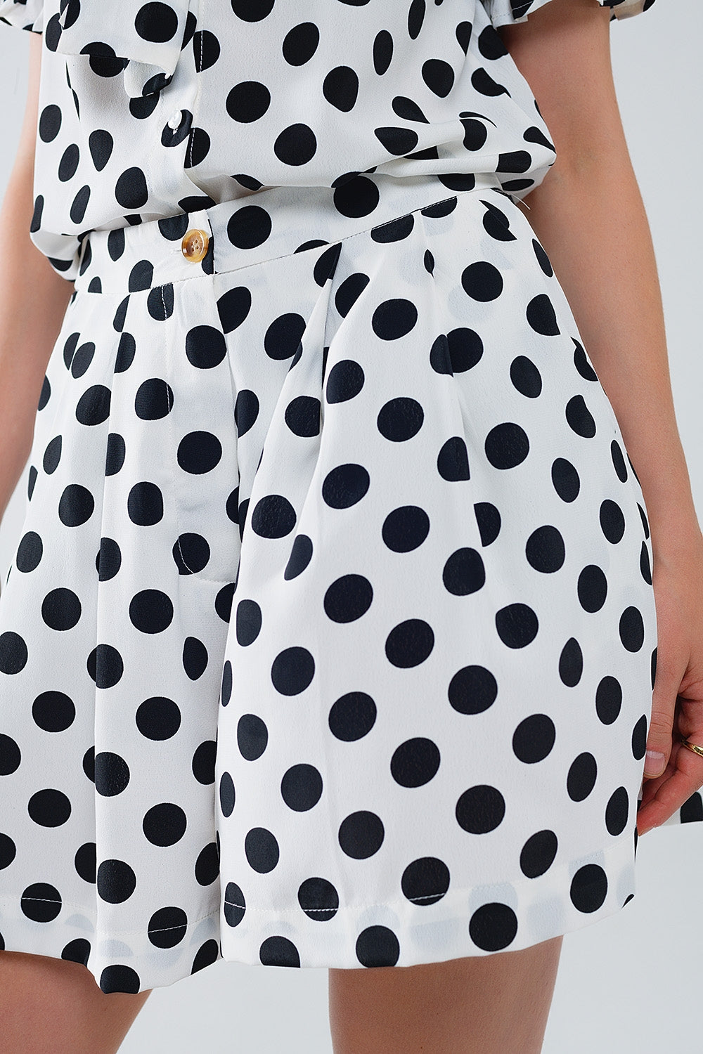 Pantalones cortos de lunares con bolsillos