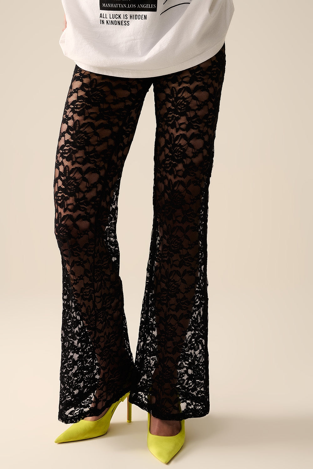 Pantalones de campana negros en encaje floral