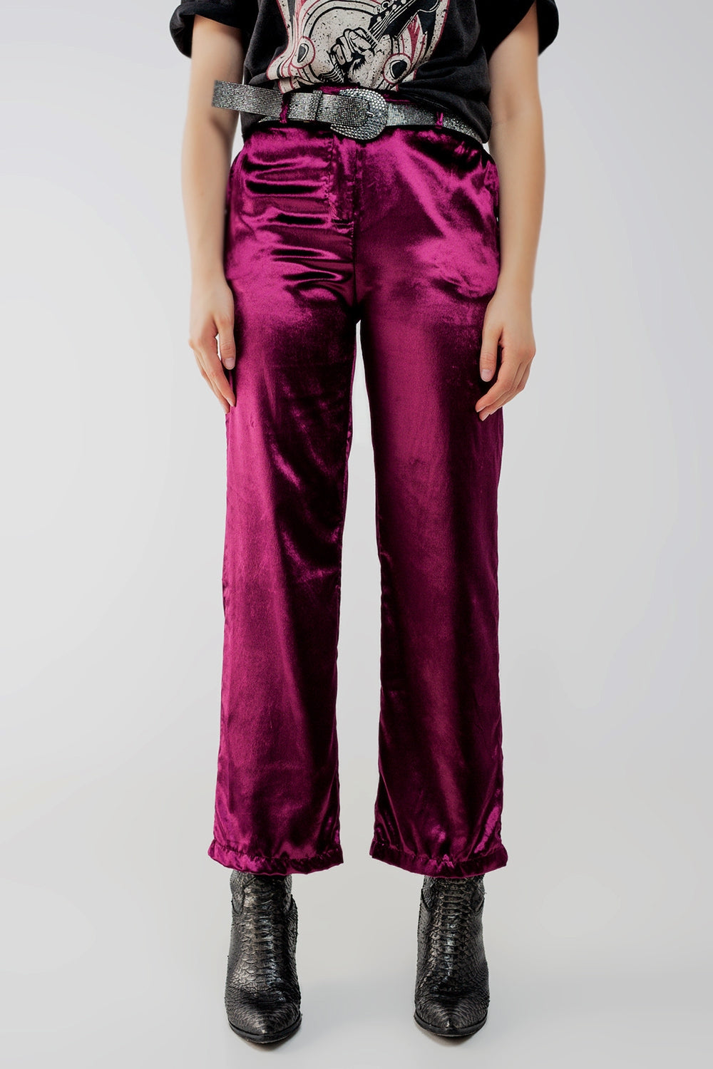 Vista media de nuestros pantalones de terciopelo morados 