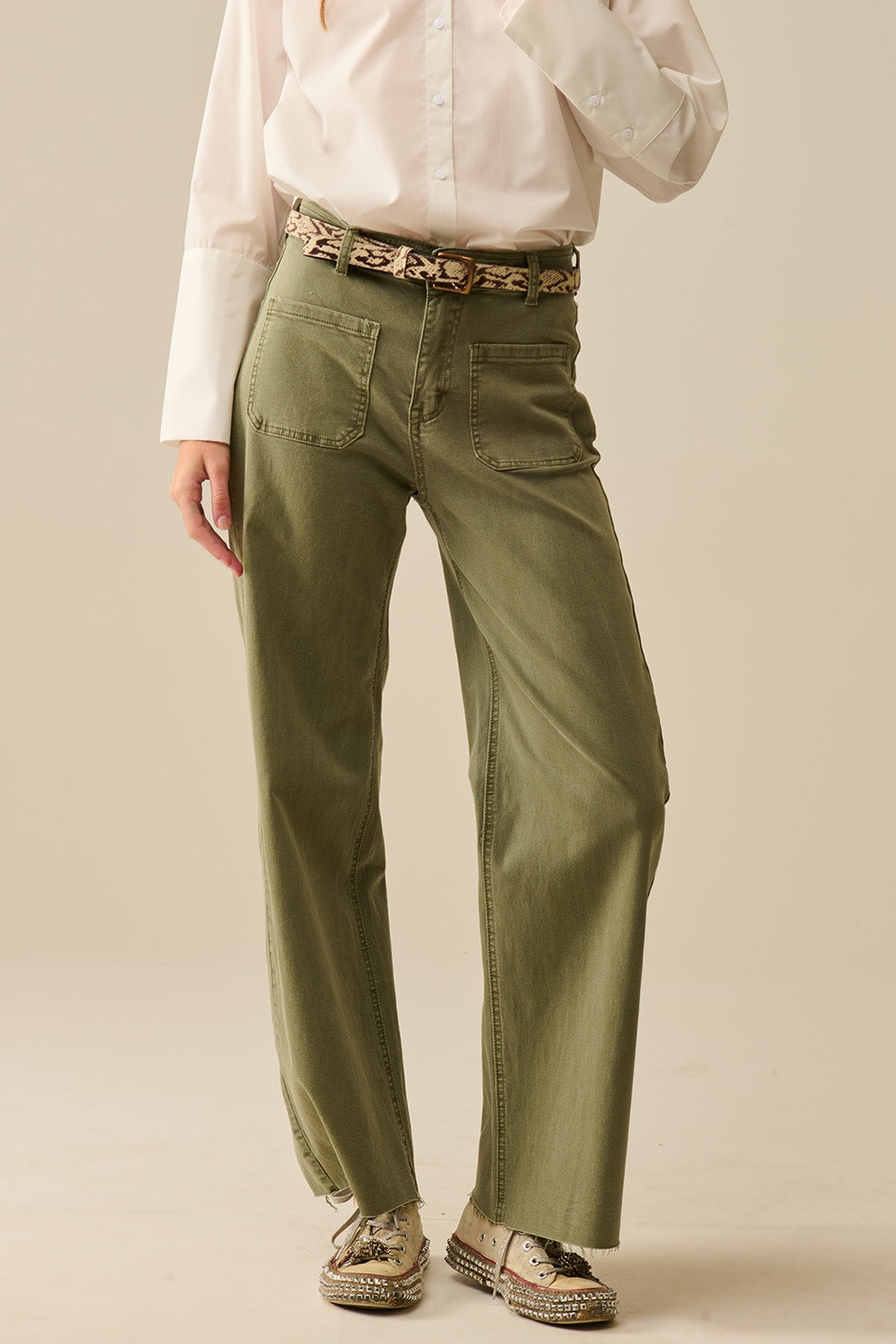 pantalones de pierna ancha con bolsillos delanteros en color caqui