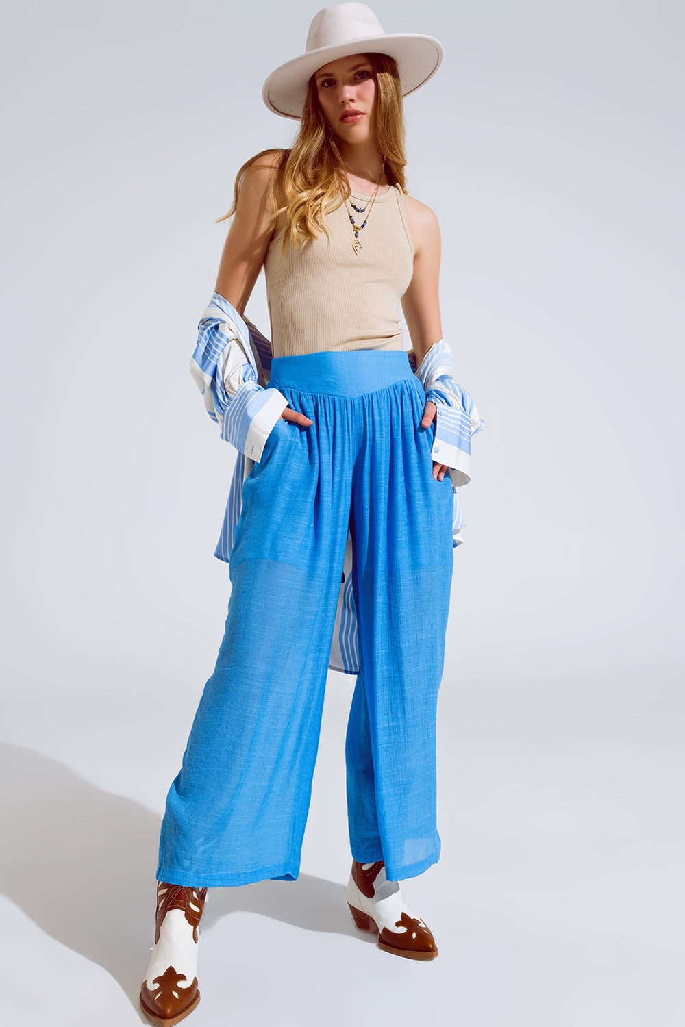 Pantalones estilo palazzo azules con bolsillos laterales y banda gruesa en la cintura