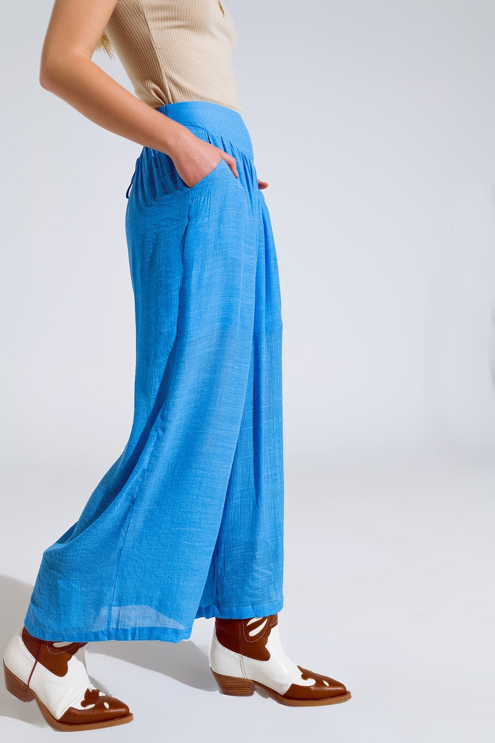 Pantalones estilo palazzo azules con bolsillos laterales y banda gruesa en la cintura