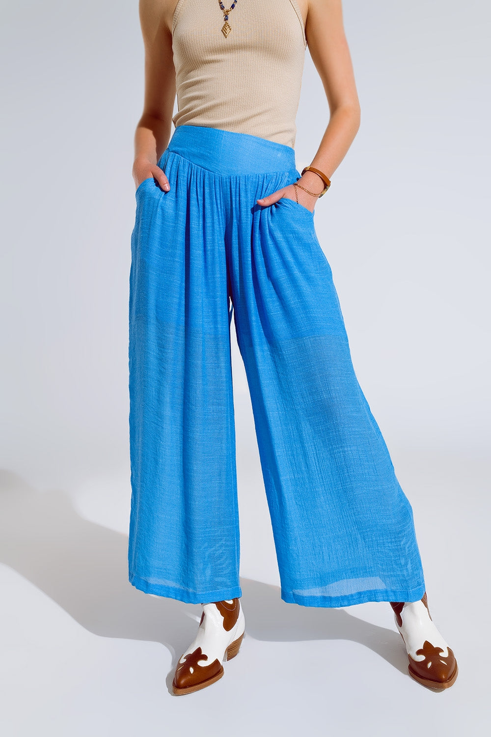 Q2 Pantalones estilo palazzo azules con bolsillos laterales y banda gruesa en la cintura