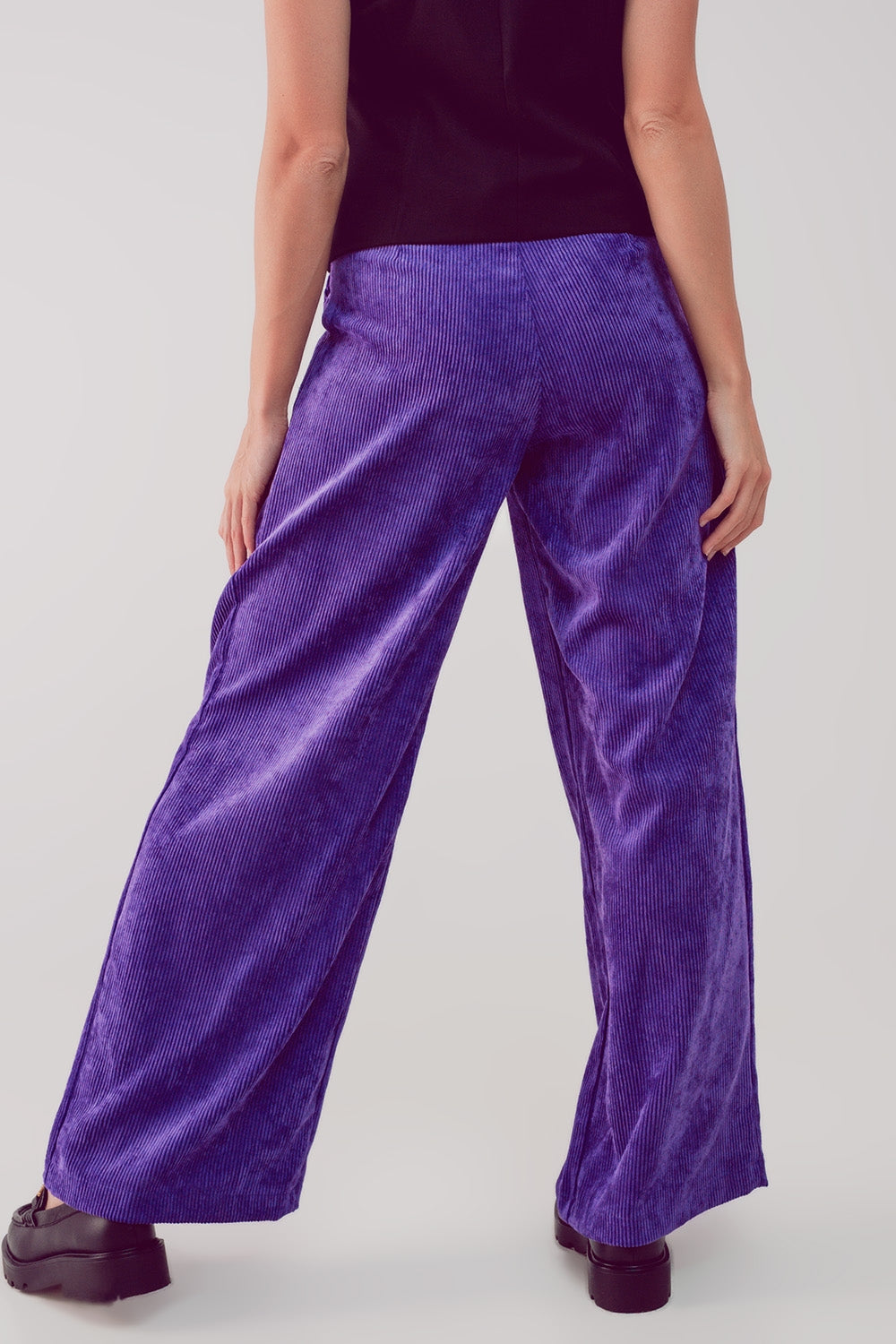 pantalones anchos de pana color morado con pliegues delanteros