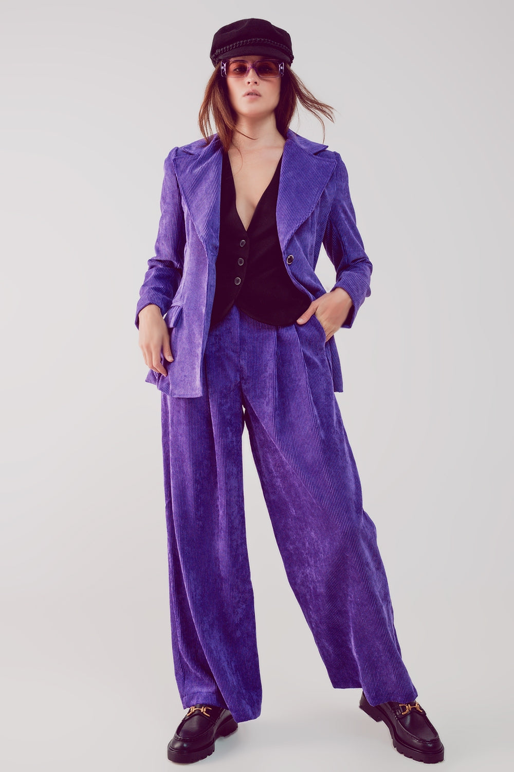 pantalones anchos de pana color morado con pliegues delanteros