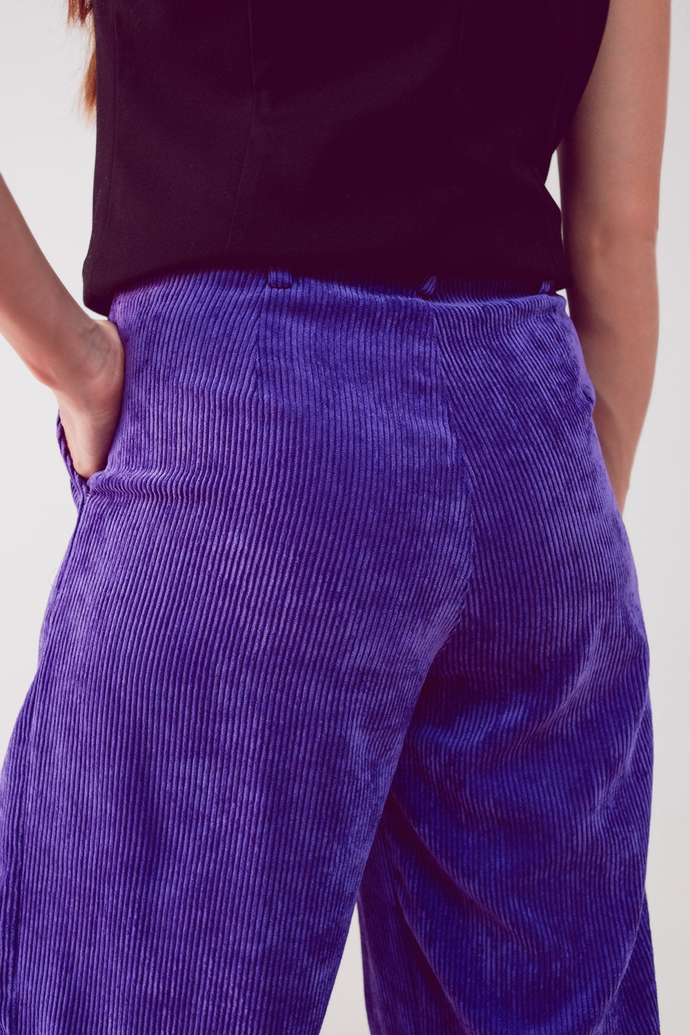 pantalones anchos de pana color morado con pliegues delanteros
