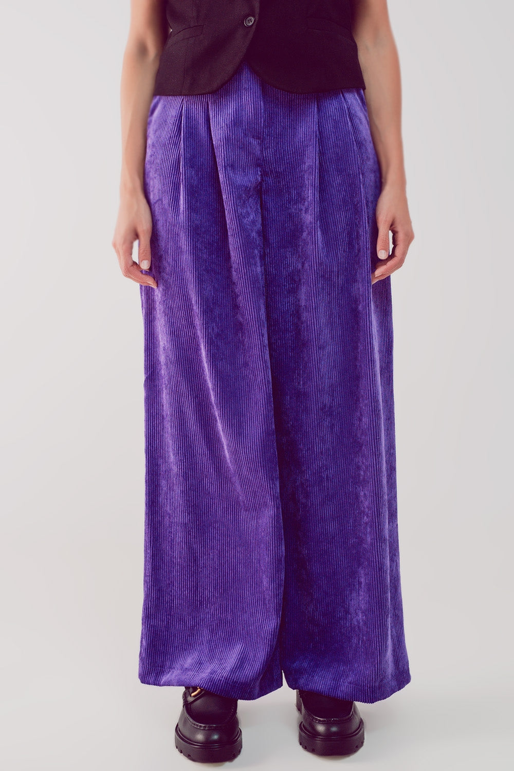 pantalones anchos de pana color morado con pliegues delanteros
