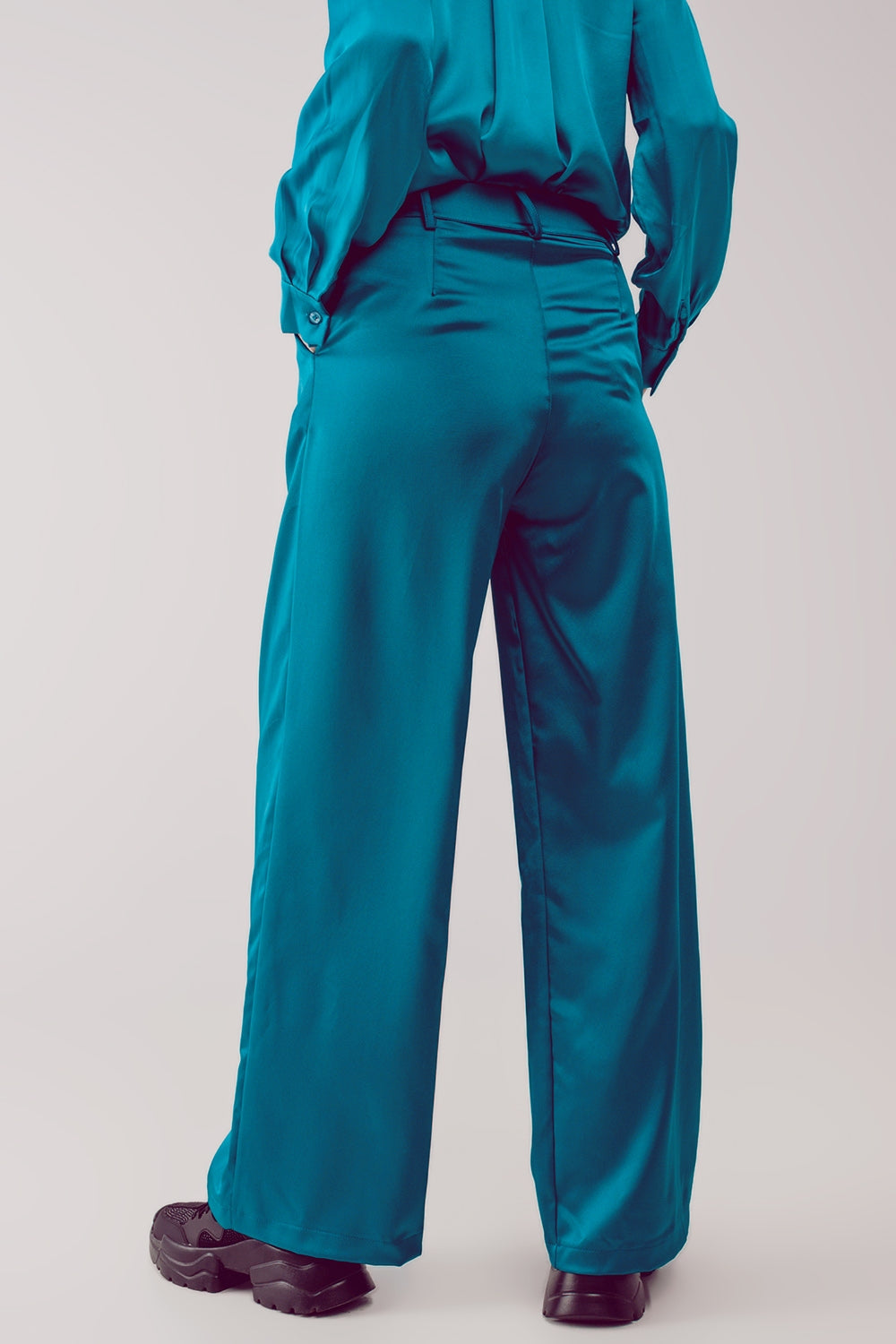pantalones anchos satinados en color turquesa oscuro con pinzas y cintura alta