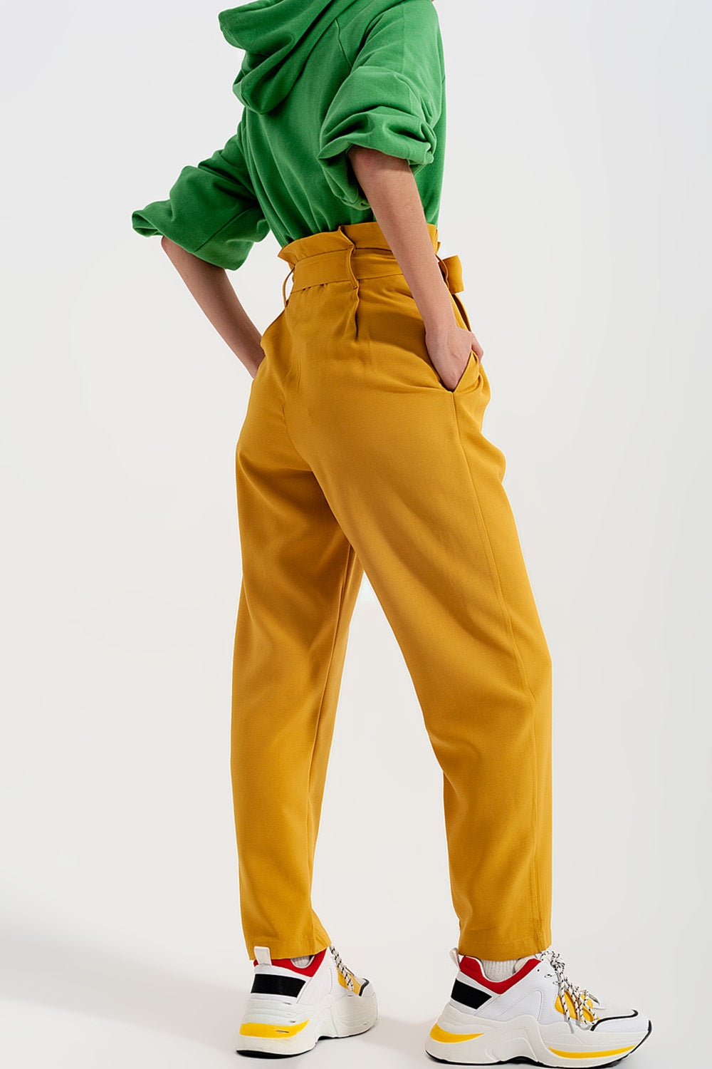 Pantalones paperbag con cinturón y  tiro alto en amarillo