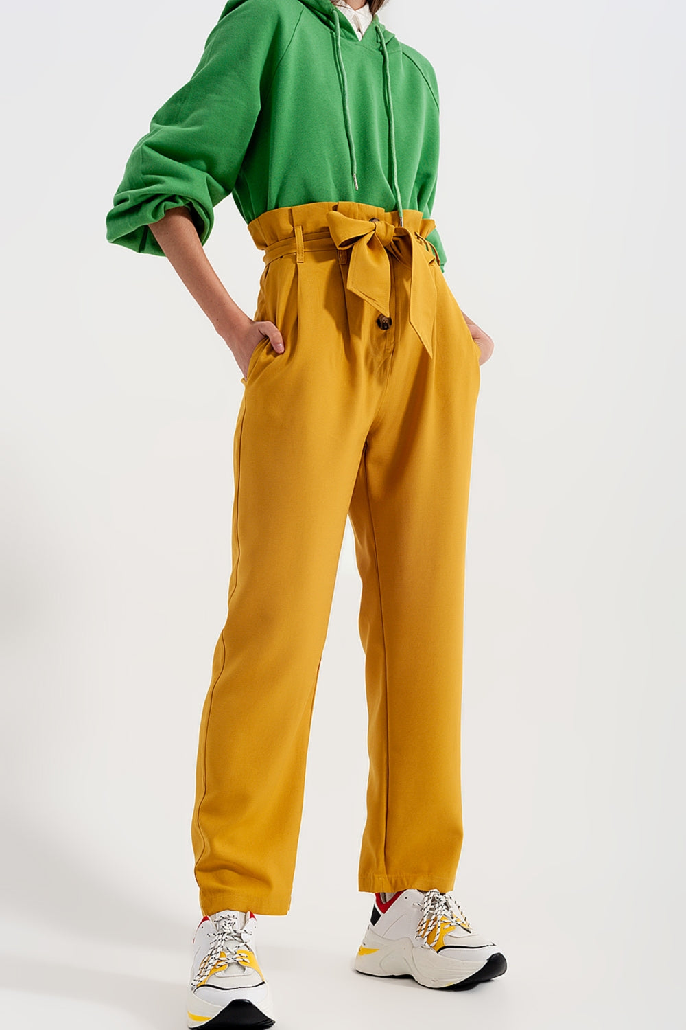 Pantalones paperbag con cinturón y  tiro alto en amarillo