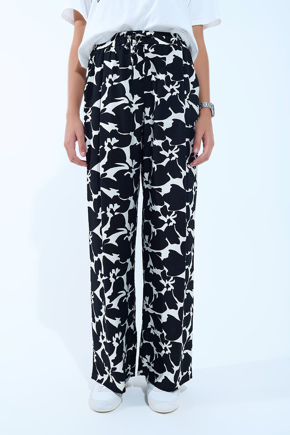 Pantalones rectos con estampado floral hawaiano en blanco y negro