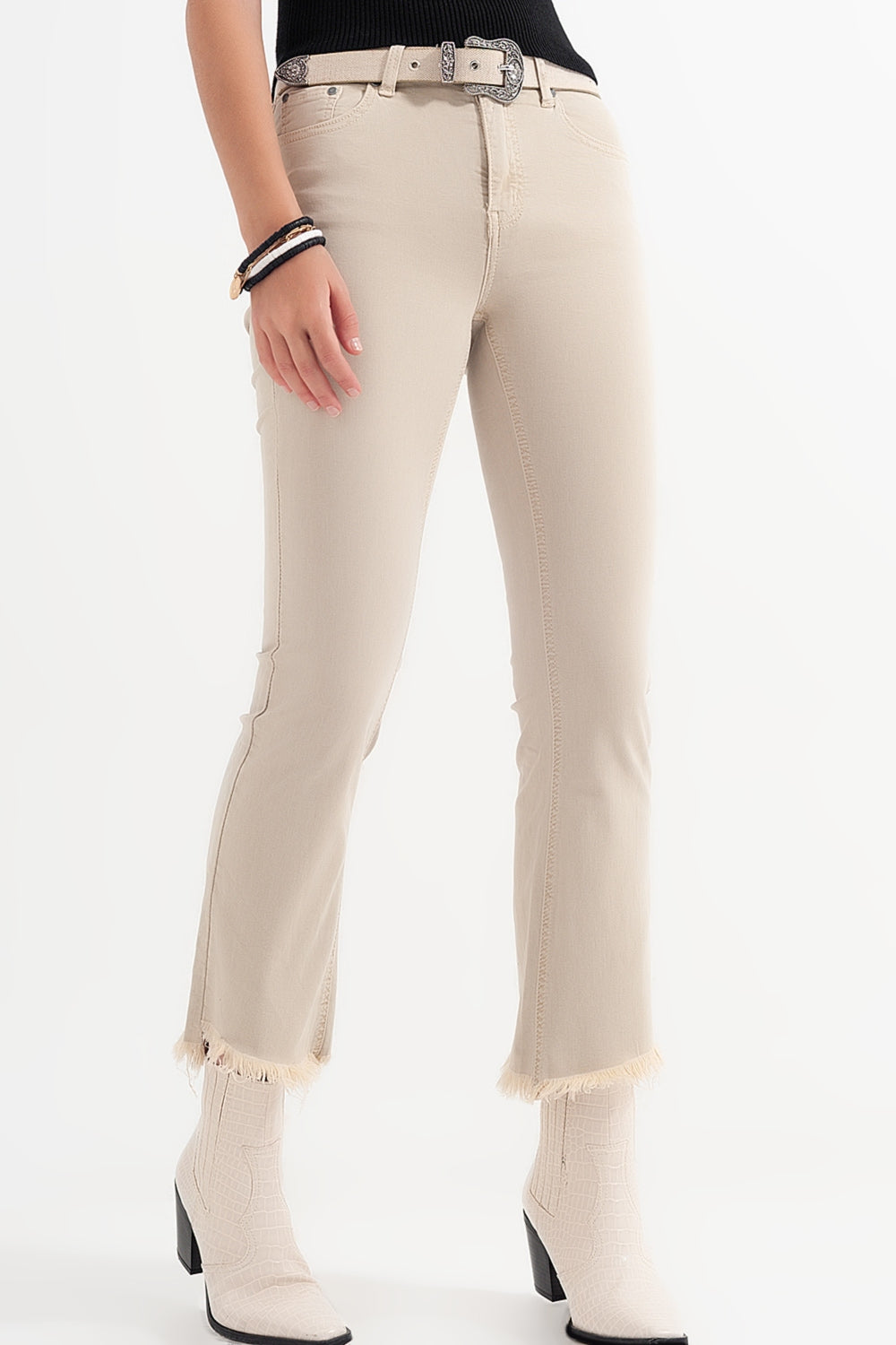 Vaqueros beige de mujer con corte campana y bajo deshilachado estilo boho-chic