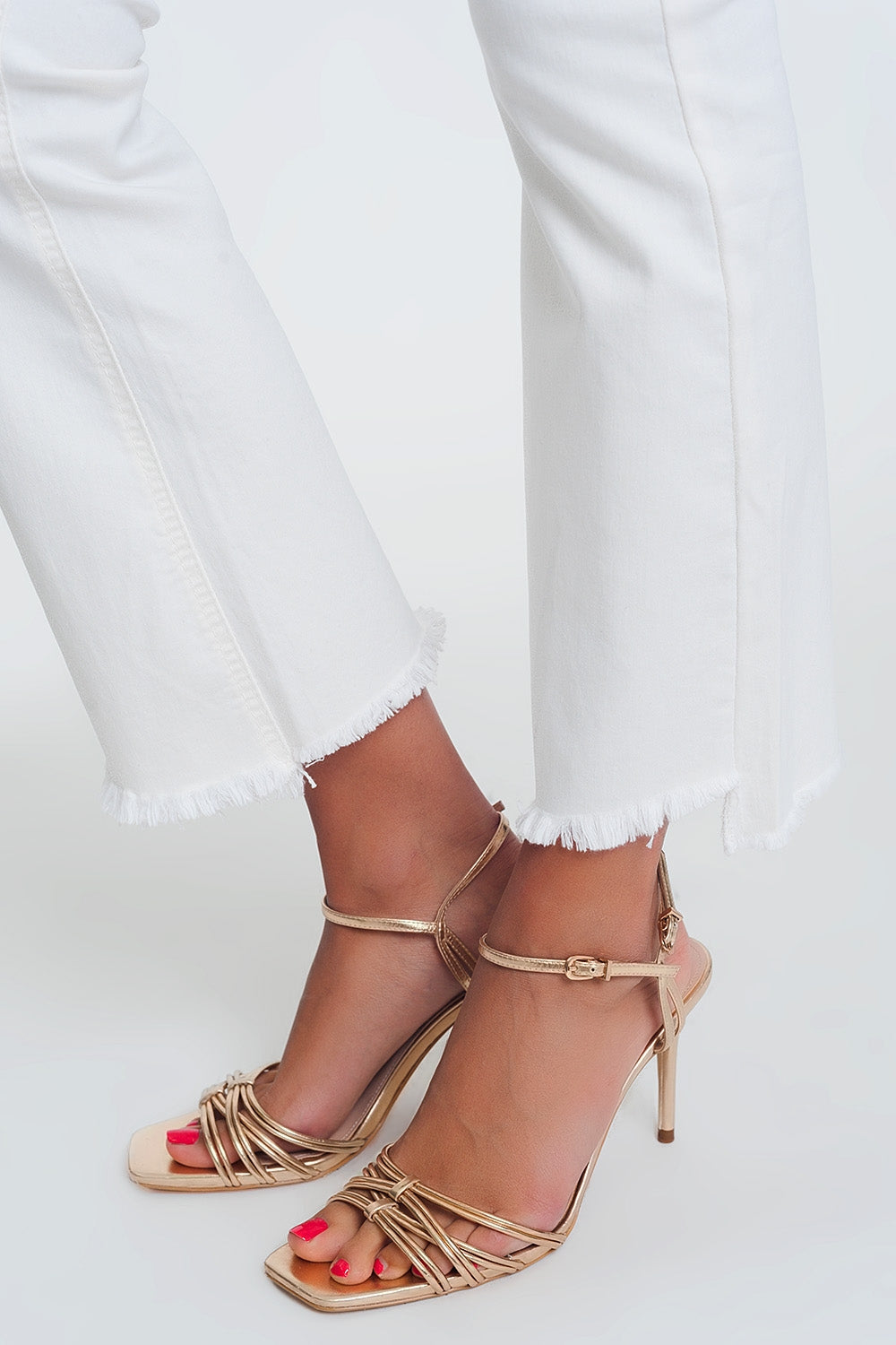Pantalones rectos en crema con tobillos anchos