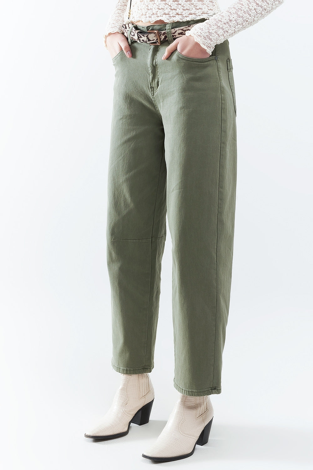 Pantalones rectos hasta el tobillo en caqui con detalle de costura en la rodilla