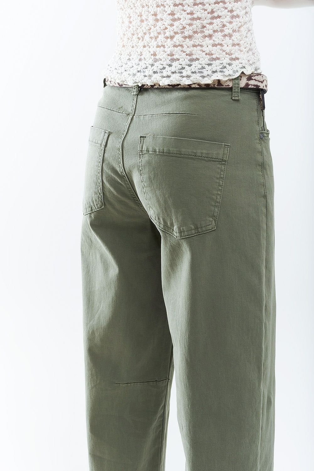 Pantalones rectos hasta el tobillo en caqui con detalle de costura en la rodilla