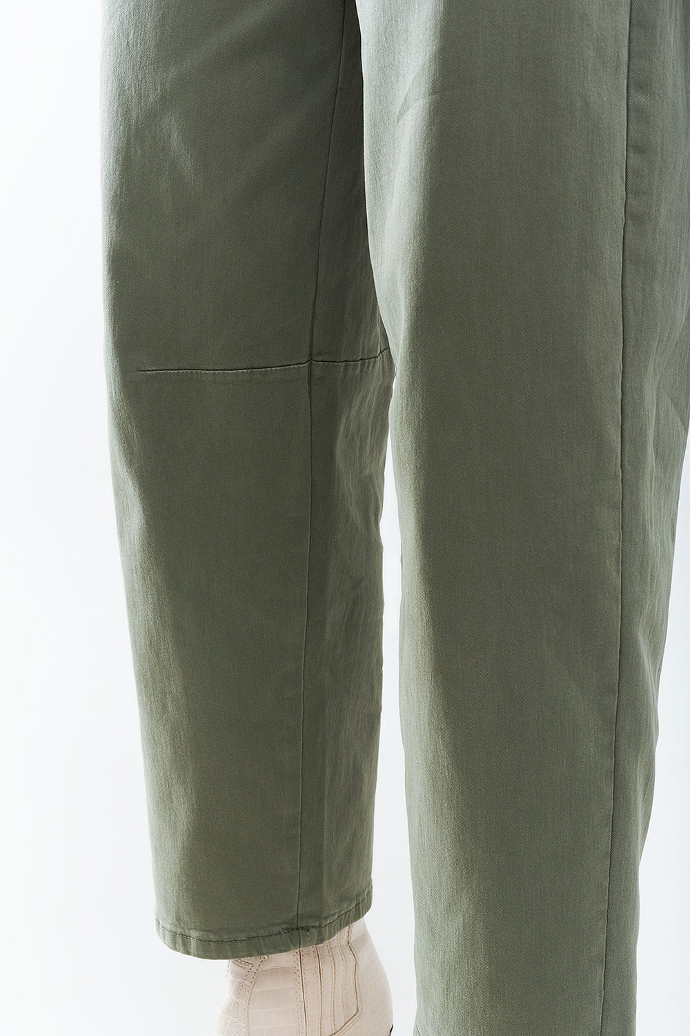 Pantalones rectos hasta el tobillo en caqui con detalle de costura en la rodilla