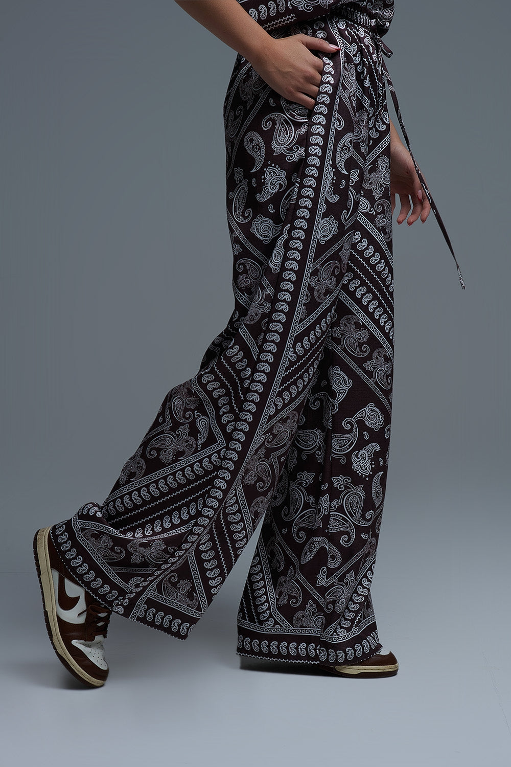Pantalones relajados con estampado de cachemira y cordón ajustable en marrón