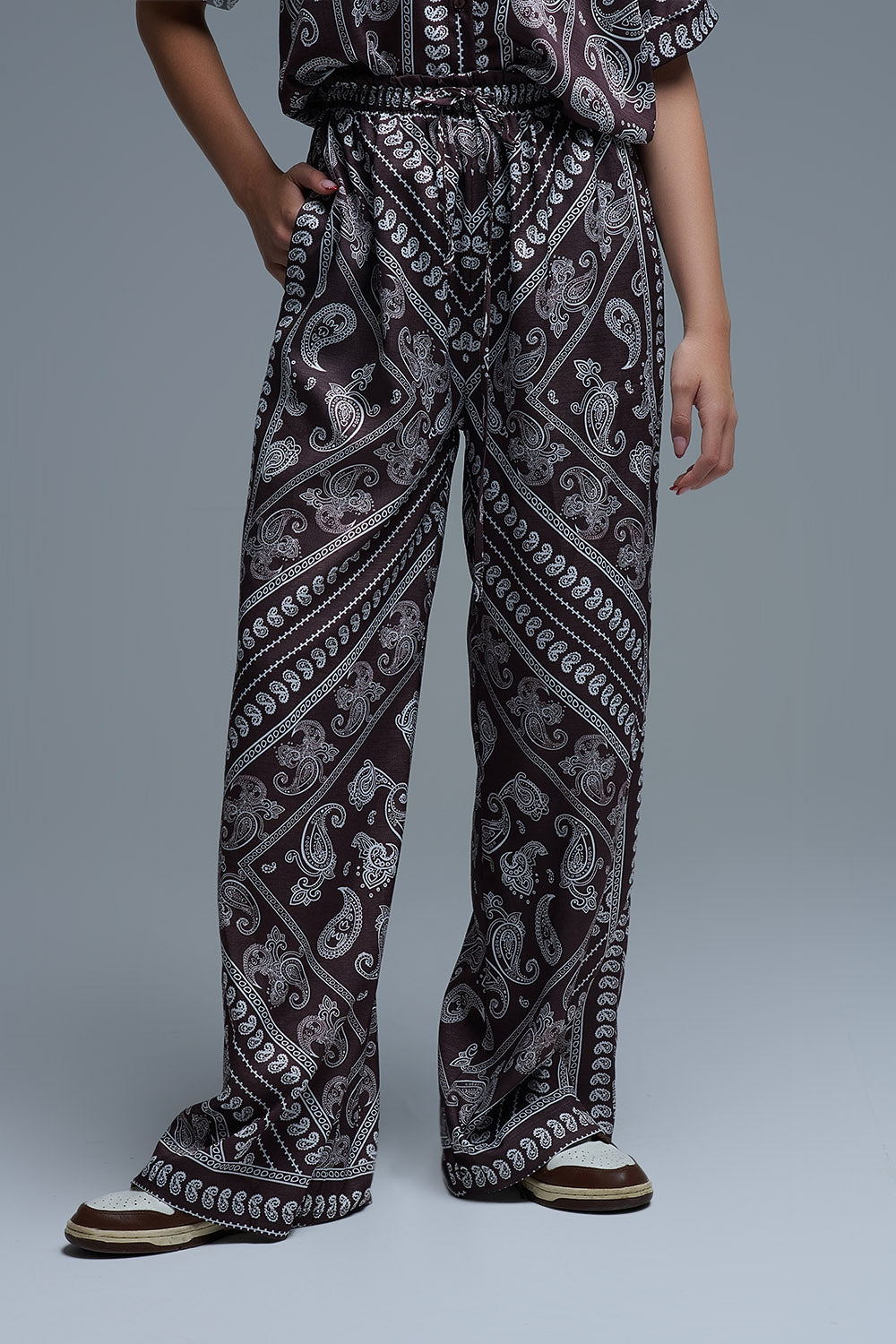Pantalones relajados con estampado de cachemira y cordón ajustable en marrón
