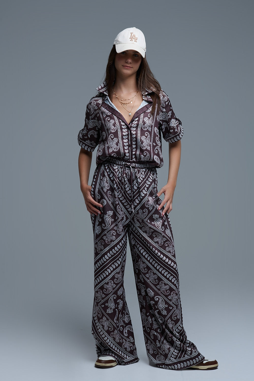 Pantalones relajados con estampado de cachemira y cordón ajustable en marrón