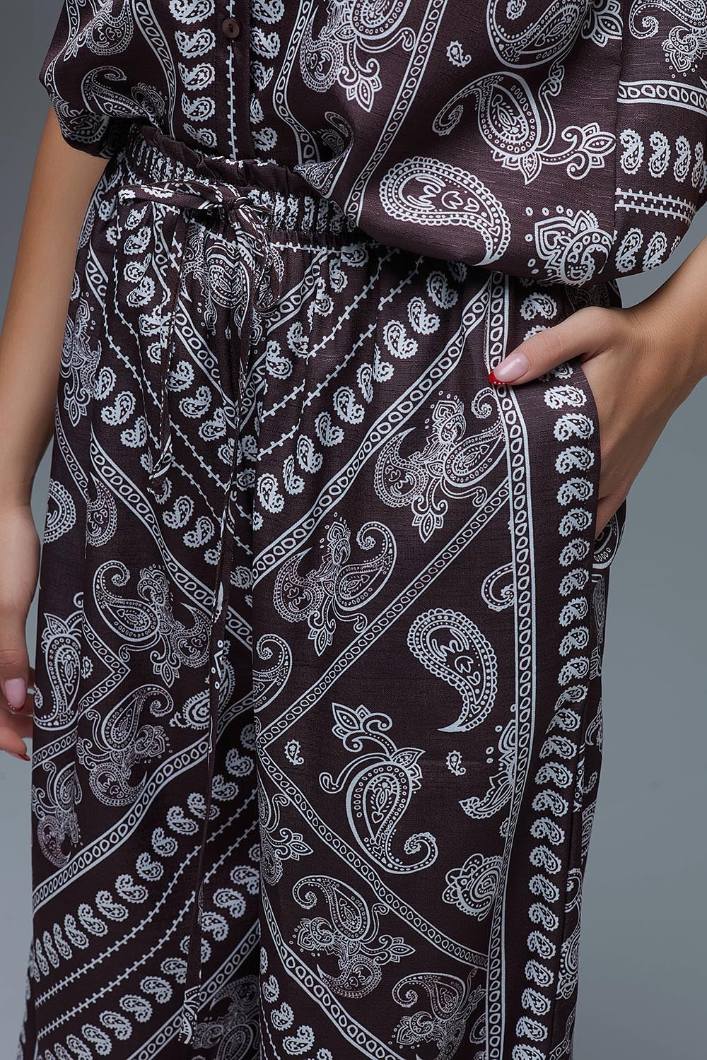 Pantalones relajados con estampado de cachemira y cordón ajustable en marrón