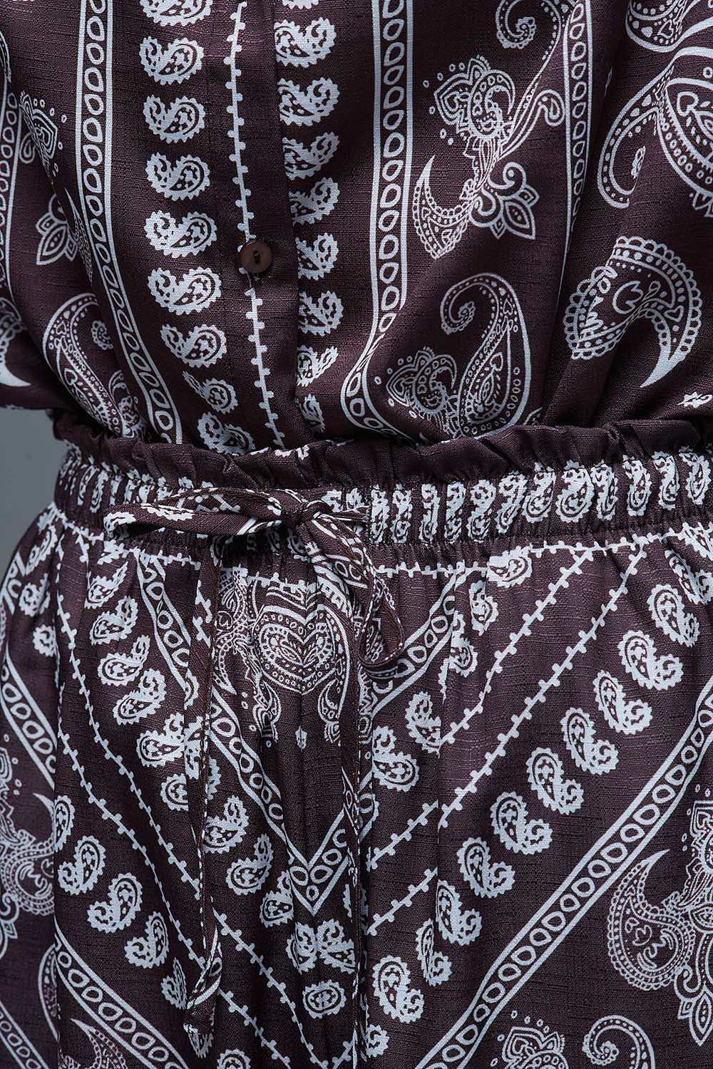 Pantalones relajados con estampado de cachemira y cordón ajustable en marrón