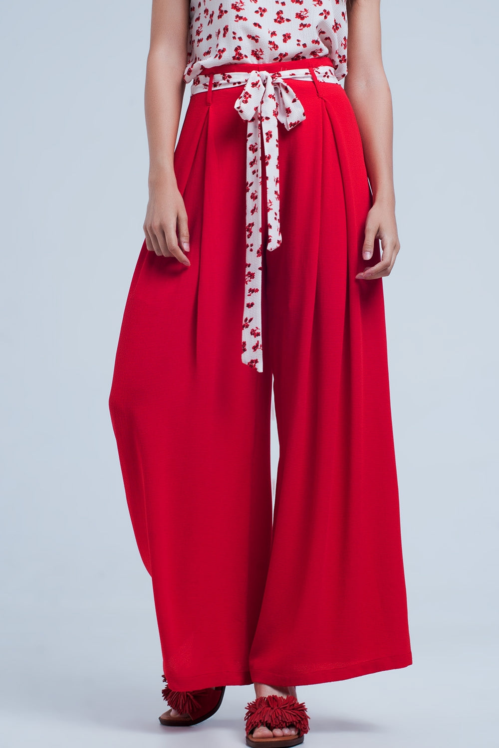 Pantalones rojos plisados de pernera ancha con lazada en la cintura