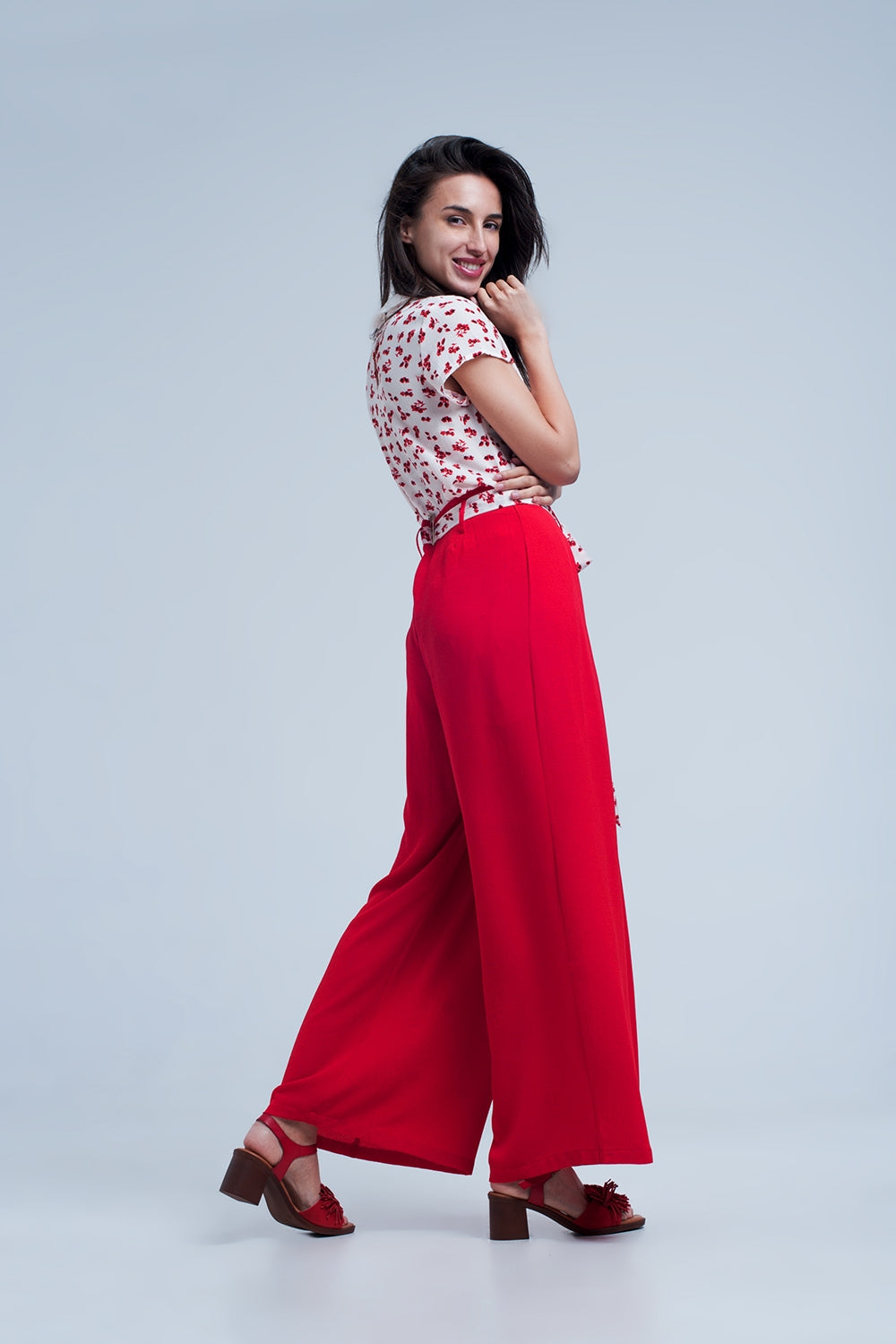 Pantalones rojos plisados de pernera ancha con lazada en la cintura