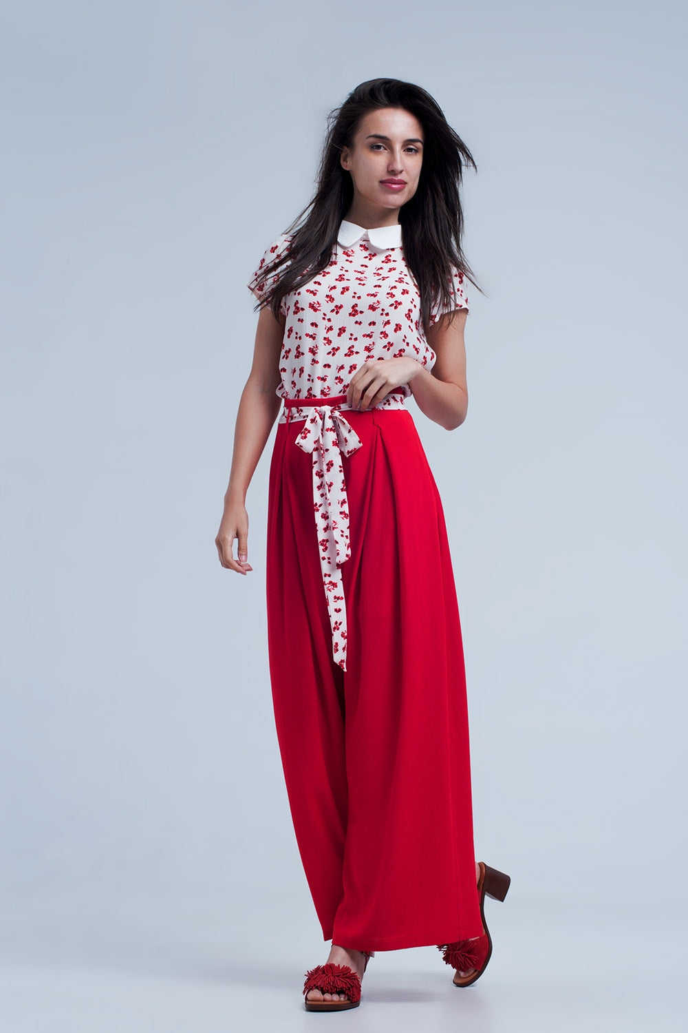 Pantalones rojos plisados de pernera ancha con lazada en la cintura