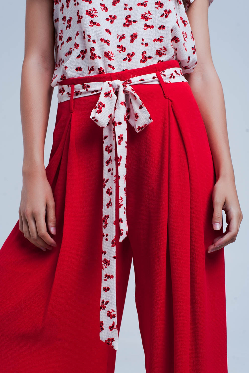 Pantalones rojos plisados de pernera ancha con lazada en la cintura