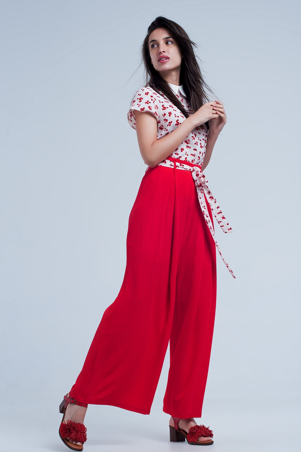 Pantalones rojos plisados de pernera ancha con lazada en la cintura