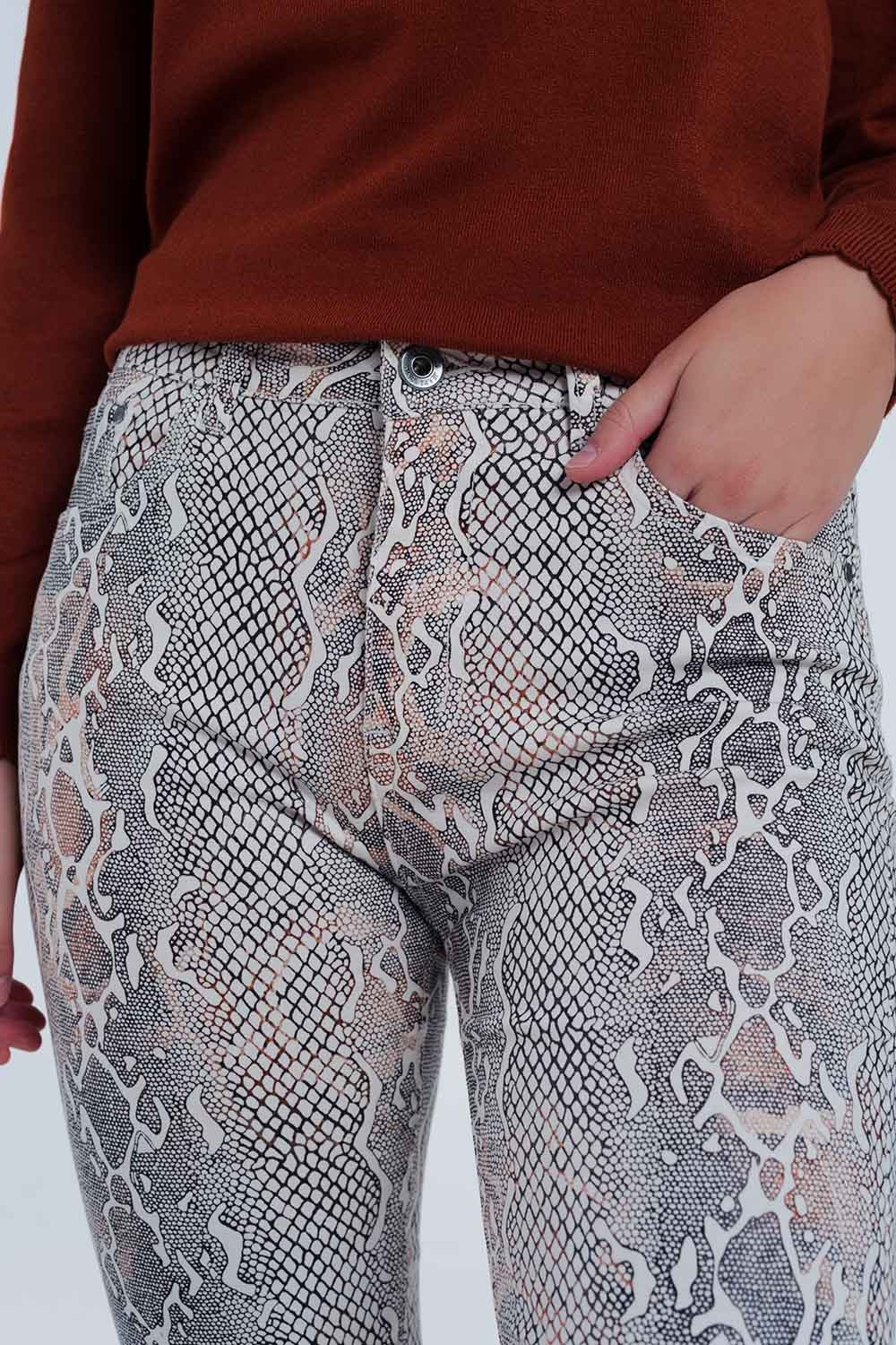 Pantalones texturizados de efecto serpiente en beige