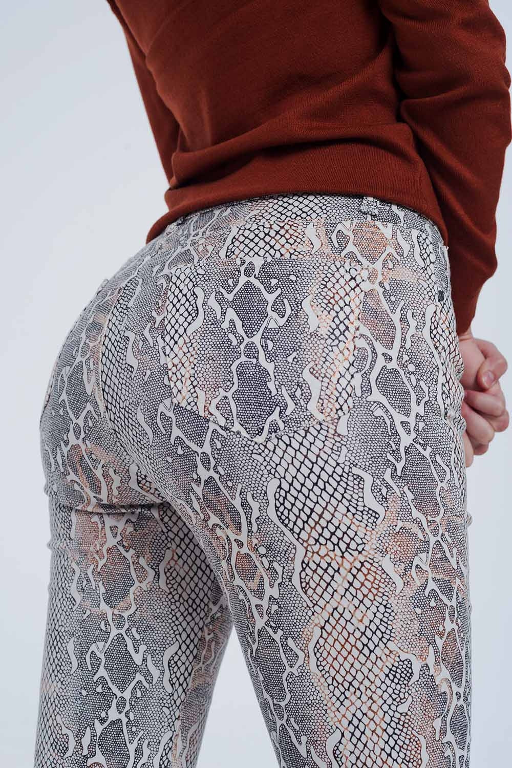 Pantalones texturizados de efecto serpiente en beige