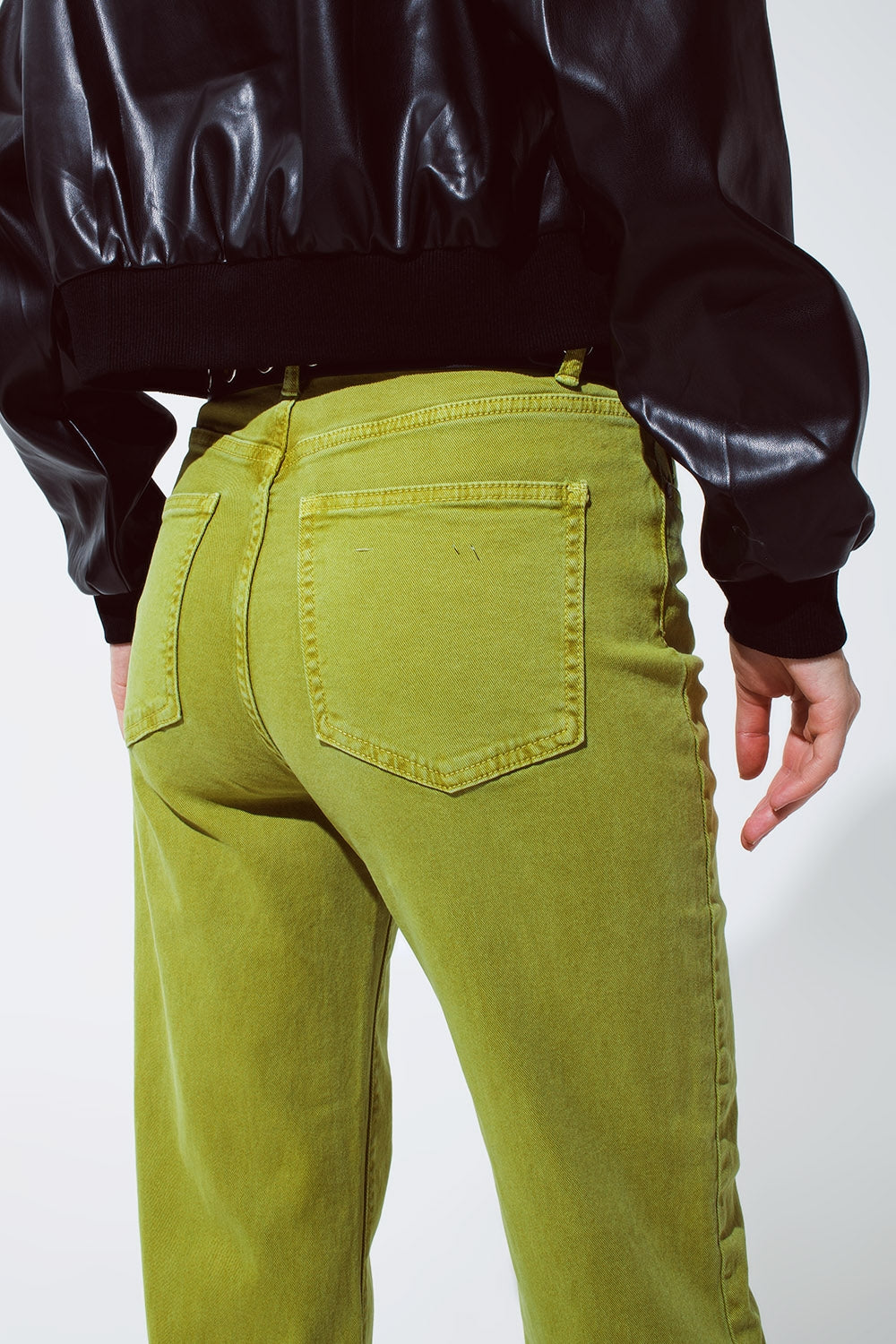 Pantalones vaqueros de pierna recta con dobladillo en verde oliva