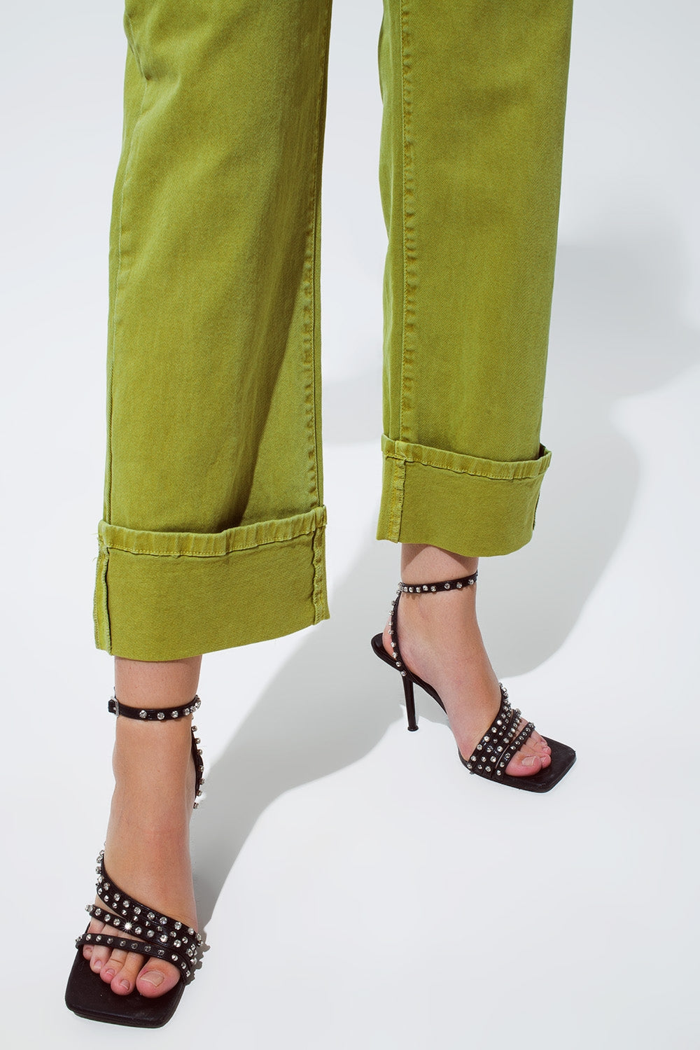 Pantalones vaqueros de pierna recta con dobladillo en verde oliva
