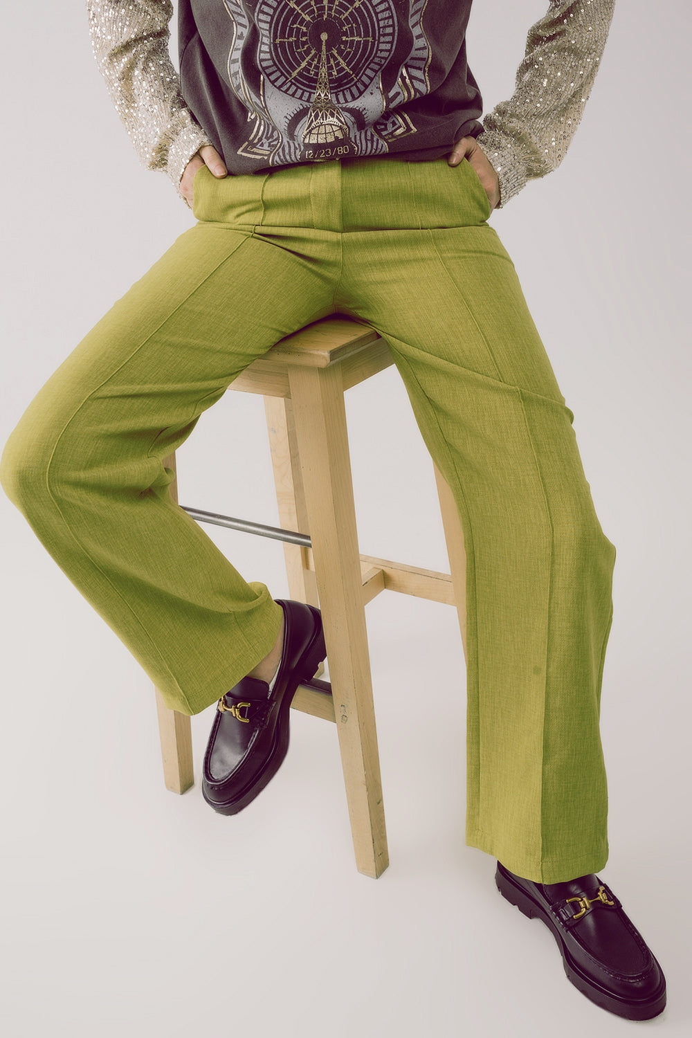 Pantalones verdes de corte sartorial y pernera recta