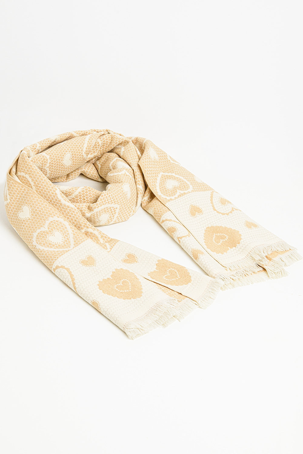 Pañuelo beige con estampado de corazones y detalle de hilo dorado