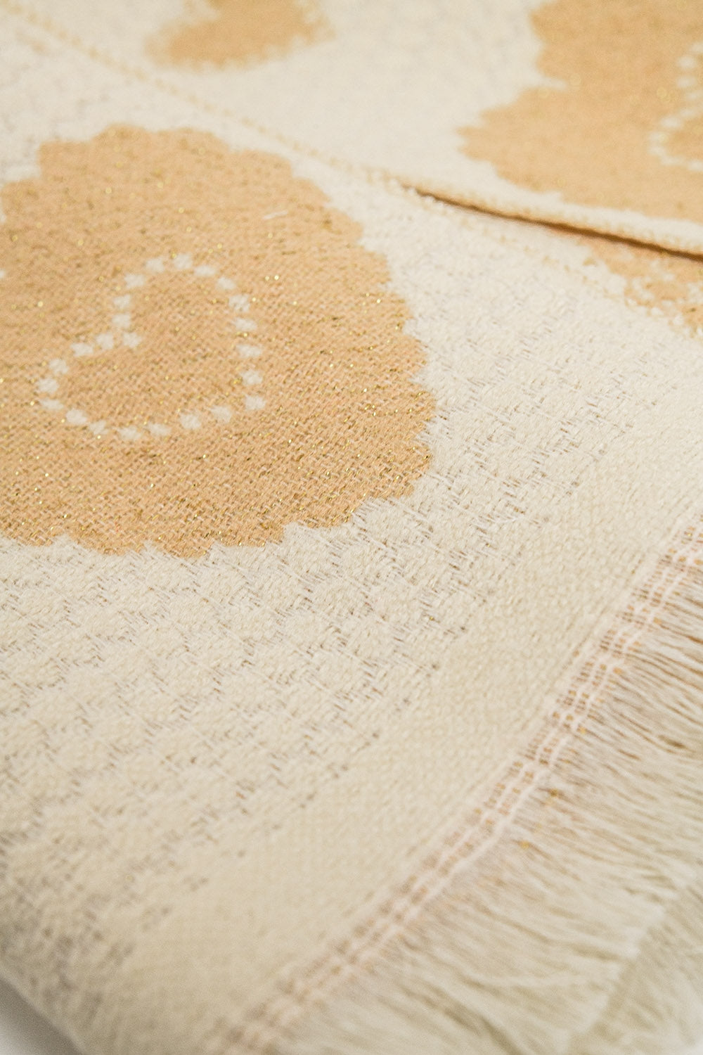 Pañuelo beige con estampado de corazones y detalle de hilo dorado