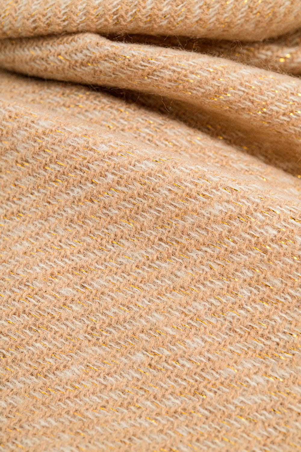 Pañuelo color camel con detalle de hilo dorado