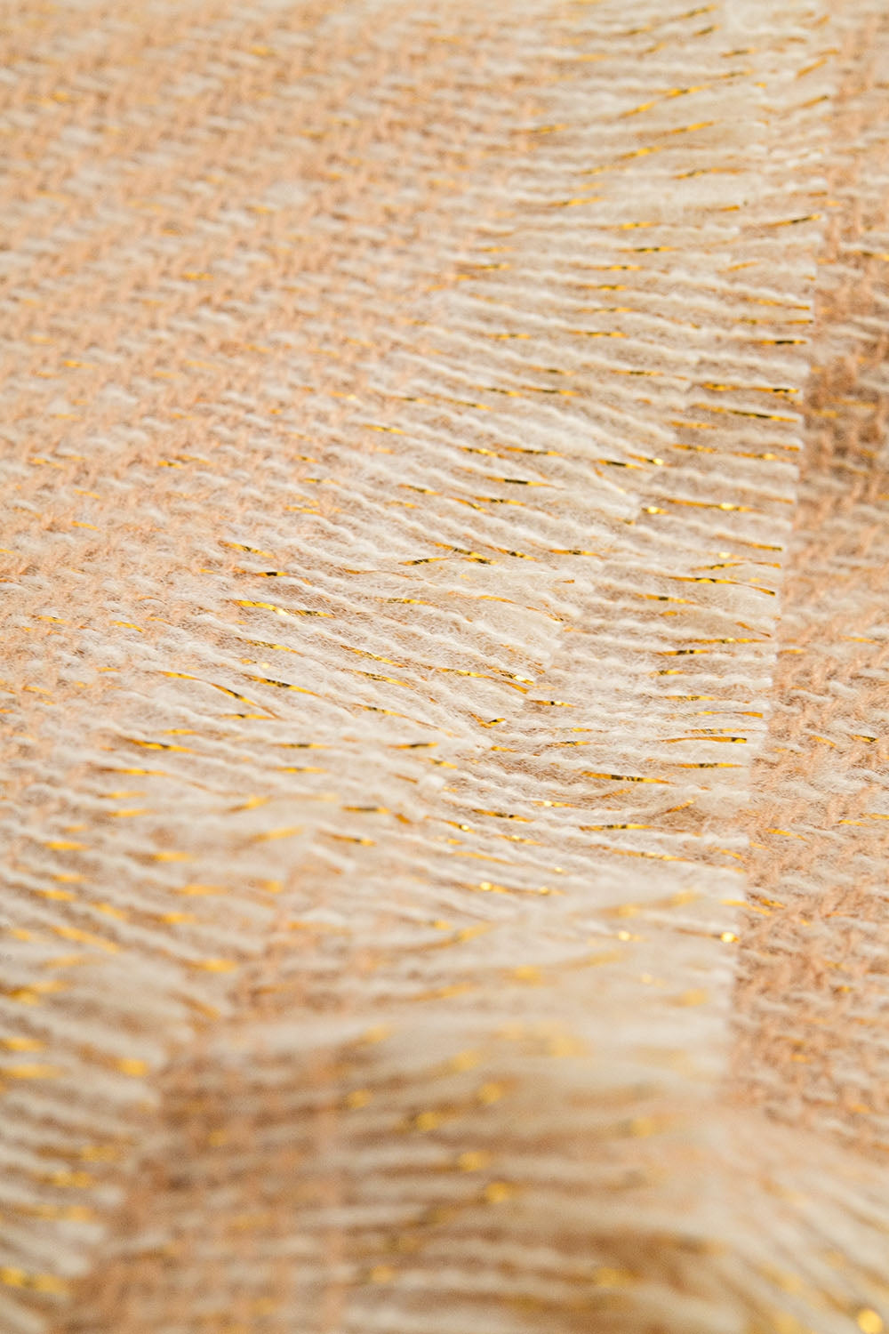 Pañuelo color camel con detalle de hilo dorado