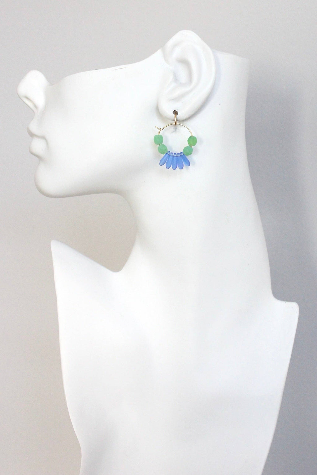 Cómo quedan los aros mini de colores menta y azul de David Aubrey. Pendientes ligeros y frescos puestos en maniquí.