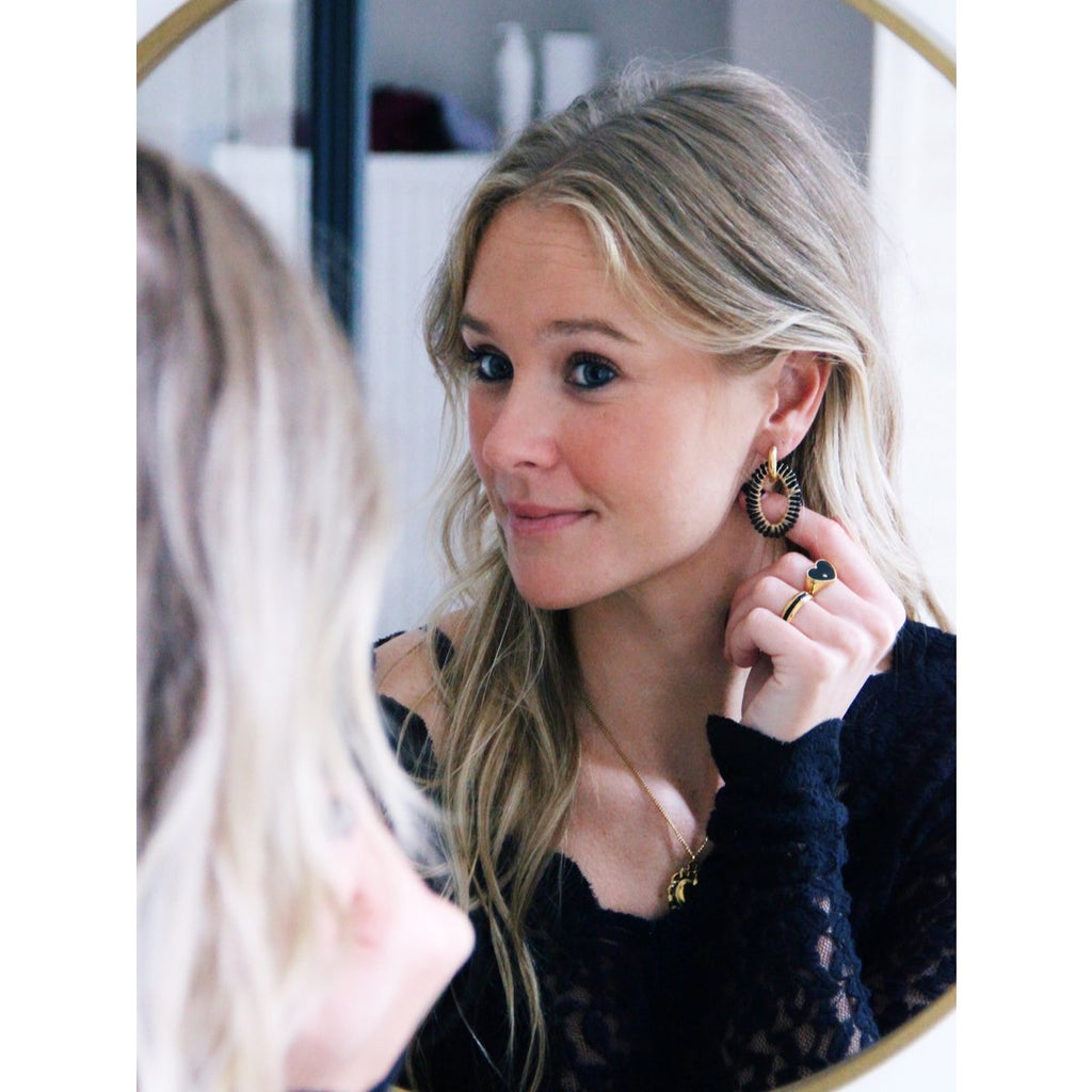 pendientes largos ovalados tejidos en negro y dorado.