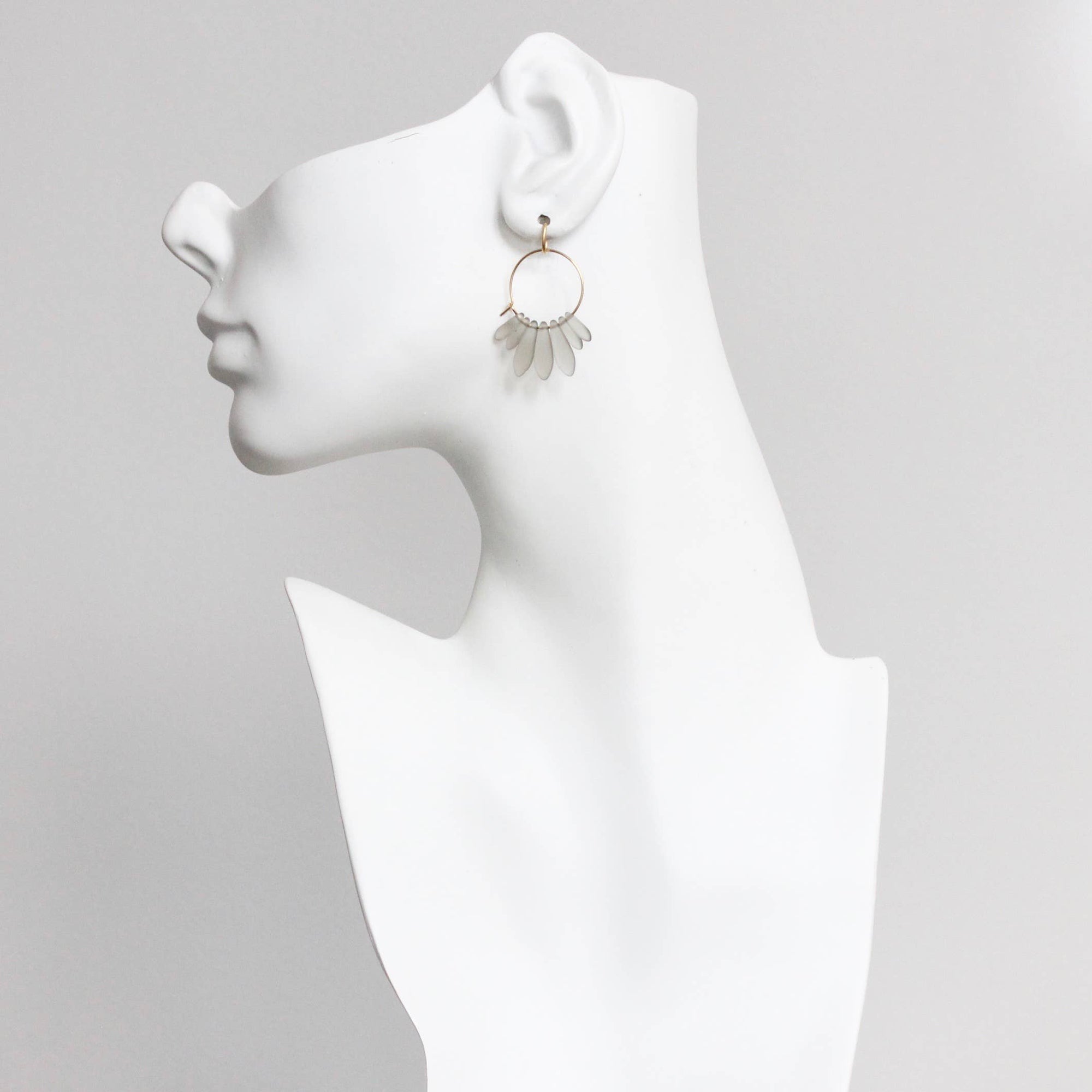 Pendientes de aro con cuentas transparentes de cristal checo en maniquí blanco. Pieza de diseño fino de David Aubrey.