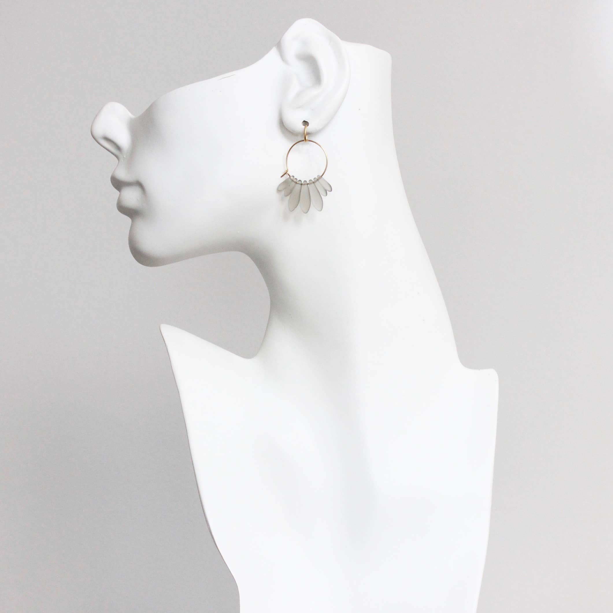 Pendientes de aro con cuentas transparentes de cristal checo en maniquí blanco. Pieza de diseño fino de David Aubrey.