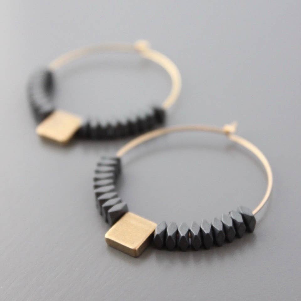 Pendientes de aro con piedras de hematita natural y cubo de latón dorado de David Aubrey, hechos a mano, exclusivos en Ivoluxt.