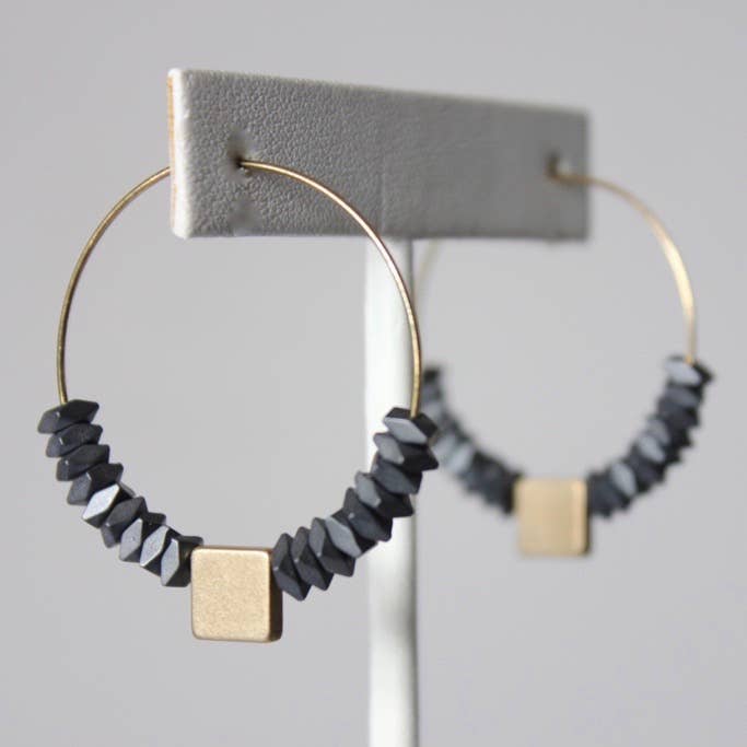 Pendientes de aro con piedras de hematita natural y cubo de latón dorado de David Aubrey, hechos a mano, exclusivos en Ivoluxt.