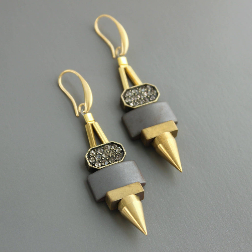 Pendientes colgantes con hematita natural, pedrería brillante y detalles en latón dorado. Diseño artesanal exclusivo de David Aubrey para Ivoluxt.