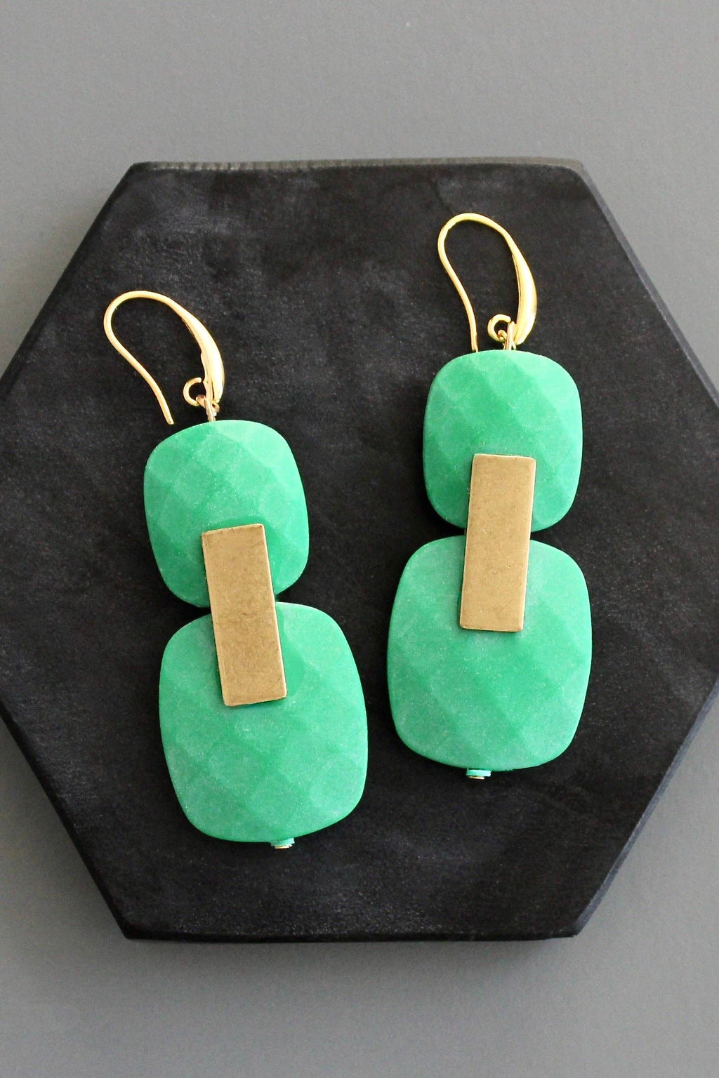 Pendientes colgantes verde jade con barra dorada, chapados en oro de 18k, diseño artesanal de David Aubrey, exclusivos en Ivoluxt.