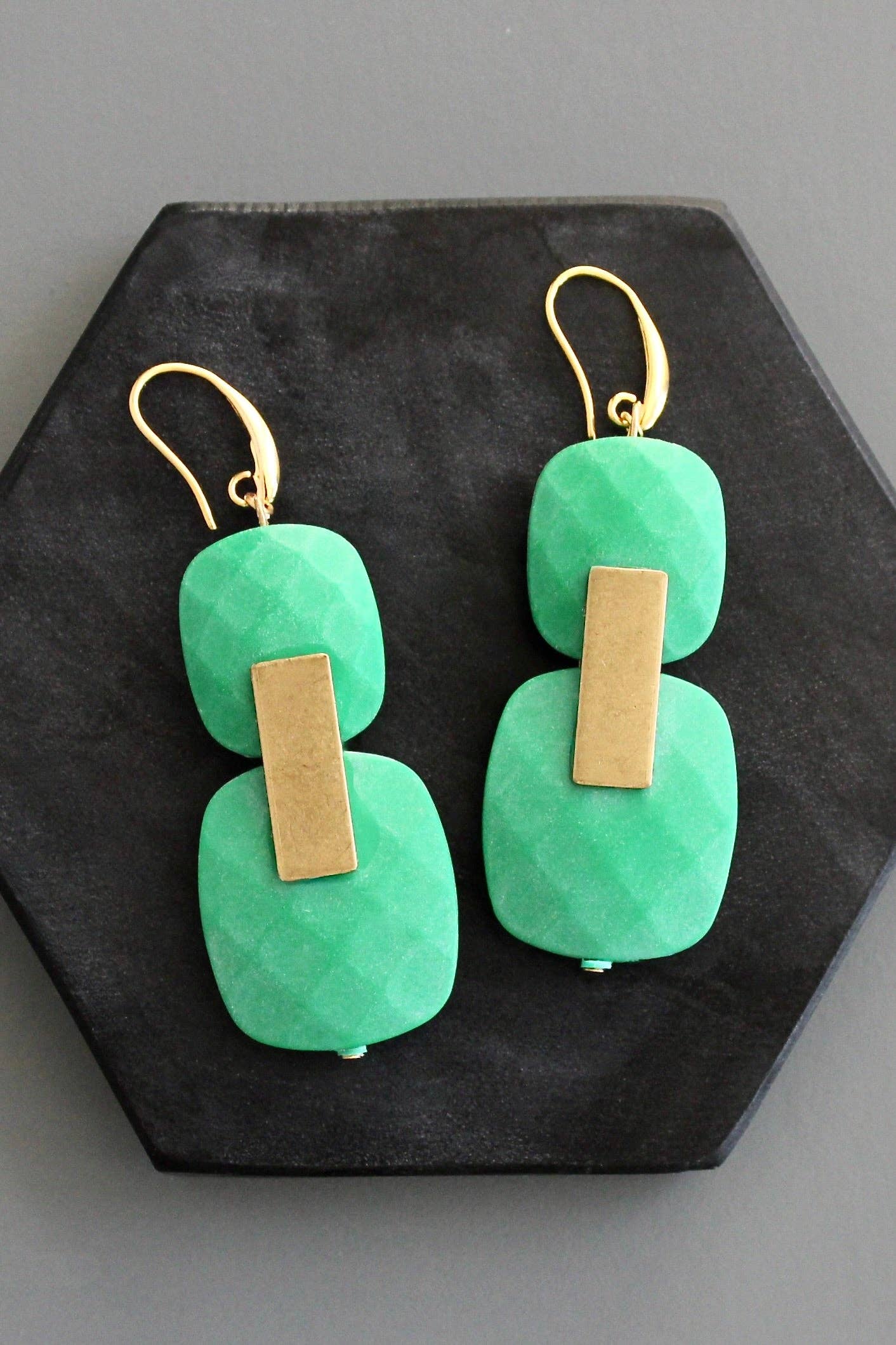 Pendientes colgantes verde jade con barra dorada, chapados en oro de 18k, diseño artesanal de David Aubrey, exclusivos en Ivoluxt.